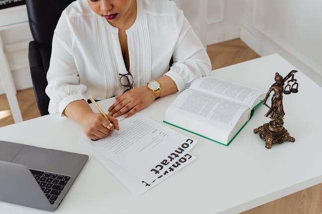 You are currently viewing Top Legal Challenges Faced by Startups and How to Overcome Them